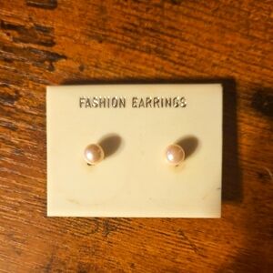 NWT Elegant Pearl Stud Earrings